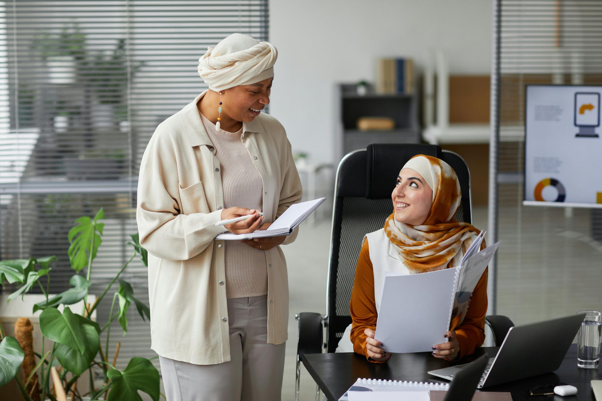 Werknemer en werkgever in gesprek over loopbaantraject.